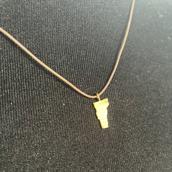 - CAI handcrafted state pendant. Vermont in gold tone on moss green cordin… - Picture 3 of 6